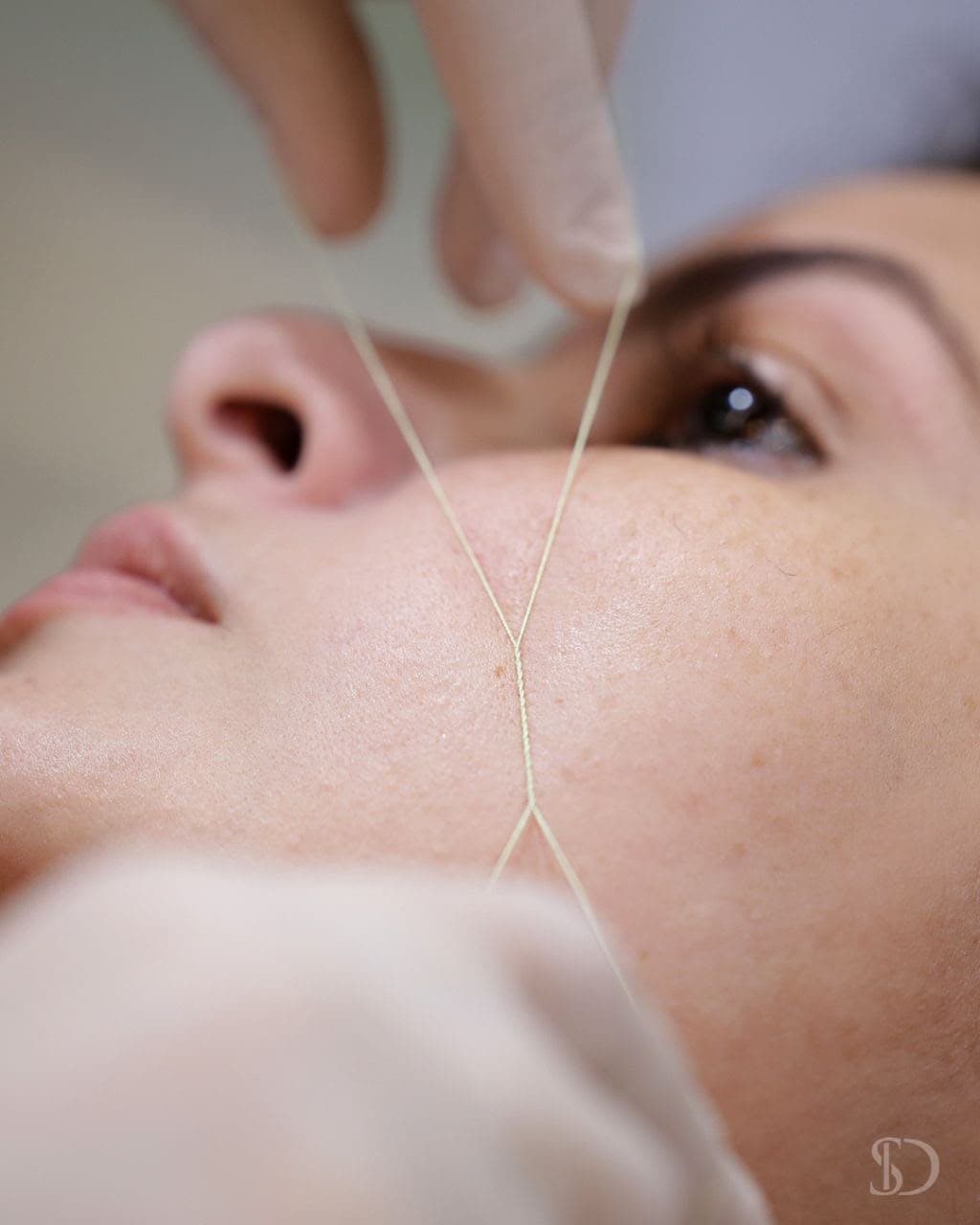 Depilação facial com linha